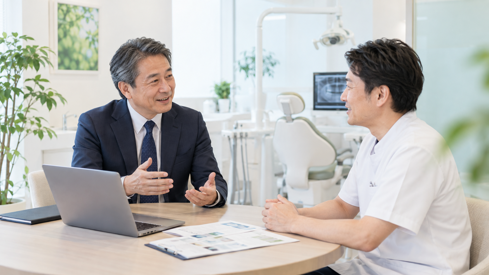 歯科医院で院長と対面しながらホームページや医院運営について相談する様子